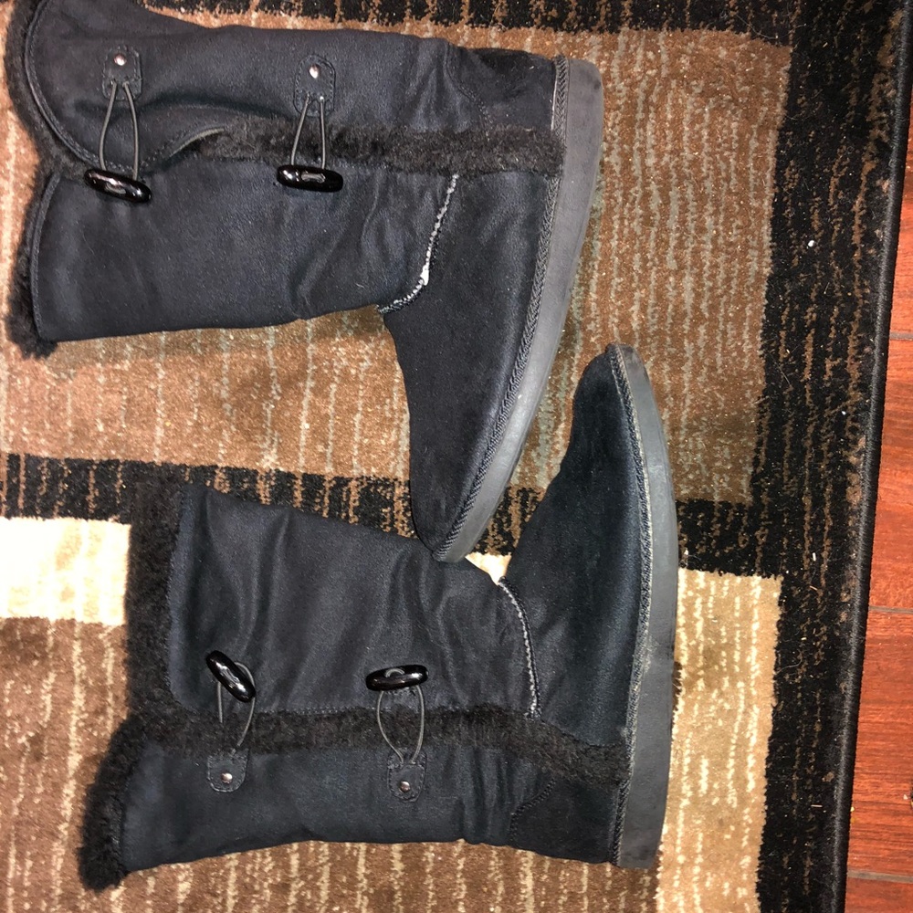 Not authentic uggs. Blacks warm boots!
